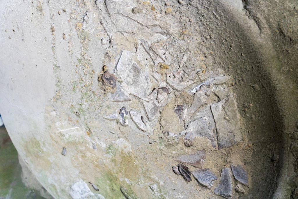 Herculaneum Suburban Baths. October 2023.
Detail of the cast of the basin and shards of glass buried in the cast. Photo courtesy of Johannes Eber.